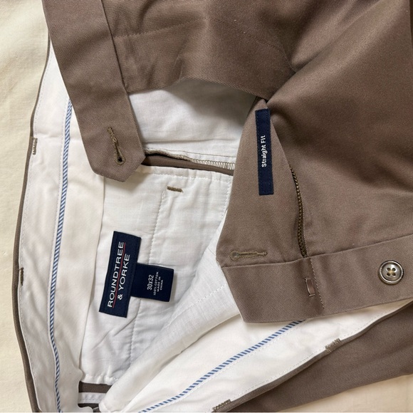 Roundtree & Yorke Men's Tan Chinos - Picture 2 of 2